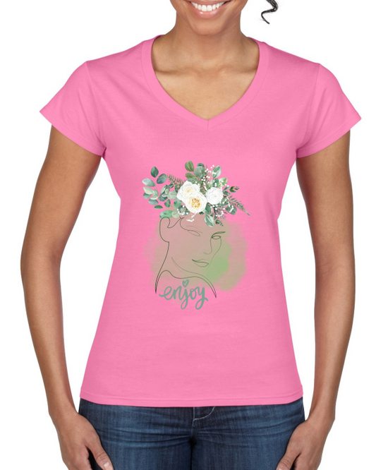 Enjoy: Style und Komfort im Ladies' Softstyle® V-Neck T-Shirt!