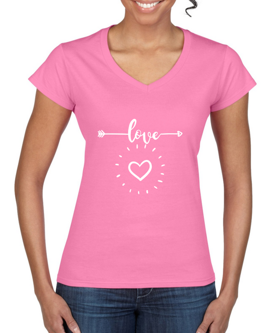 "Love Herz: Das Ladies' Softstyle® V-Neck T-Shirt – Trage die Liebe im Herzen mit zeitloser Eleganz."
