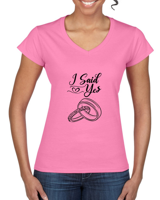 "I Said Yes: Das Ladies' Softstyle® V-Neck T-Shirt – Ein stilvolles Ja zu Liebe, Glück und unvergesslichen Momenten!"