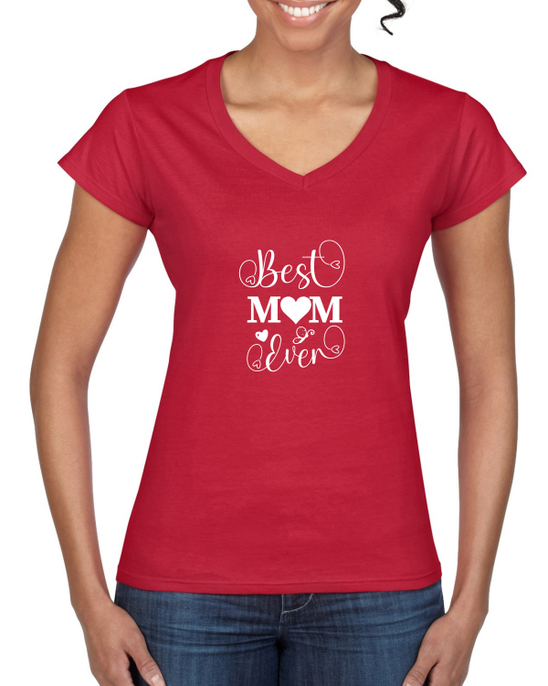 "Best Mom Ever: Das Ladies' Softstyle® V-Neck T-Shirt – Trage deine Mutterliebe mit Stil und Eleganz!"