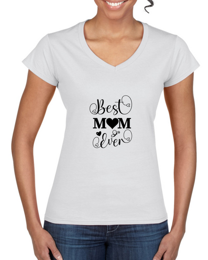 "Best Mom Ever: Das Ladies' Softstyle® V-Neck T-Shirt – Deine Liebe, unser Style, zeitlose Eleganz für die beste Mama!"