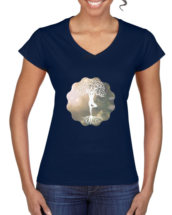 "Lebensbaum Eleganz: Das Ladies' Softstyle® V-Neck T-Shirt – Trage die Symbolik des Lebensbaums mit Stil und zeitloser Eleganz."