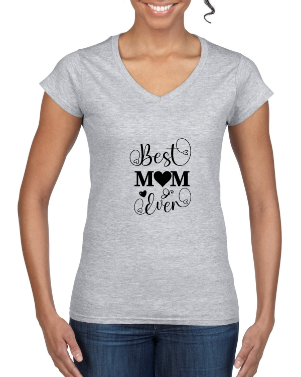 "Best Mom Ever: Das Ladies' Softstyle® V-Neck T-Shirt – Deine Liebe, unser Style, zeitlose Eleganz für die beste Mama!"