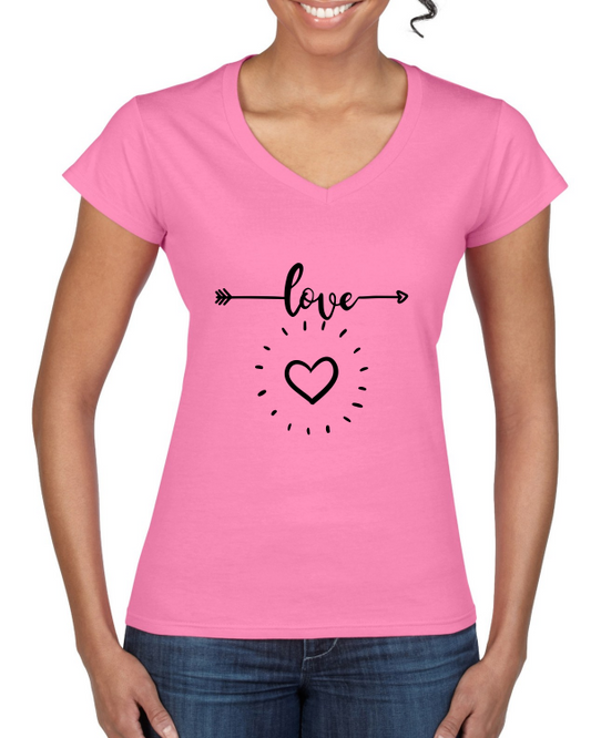 "Love Pfeil: Das Ladies' Softstyle® V-Neck T-Shirt – Trage die dynamische Kraft der Liebe mit einem stilvollen Pfeil der Leidenschaft."