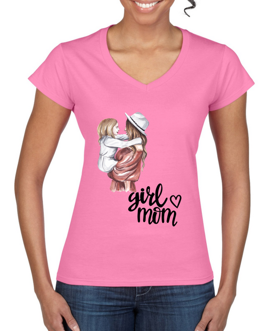 "Stilvolle Verbindung: Girls Mom mit dem Ladies' Softstyle® V-Neck T-Shirt."