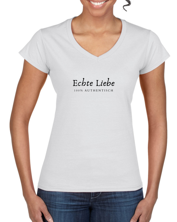 "Echte Liebe: Das Ladies' Softstyle® V-Neck T-Shirt – Trage stolz die Kraft wahrer Gefühle mit zeitloser Eleganz."