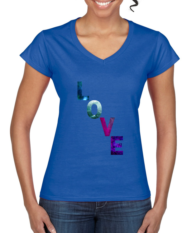 "Love Elegance: Das Ladies' Softstyle® V-Neck T-Shirt – Trage die Essenz der Liebe mit zeitloser Eleganz."