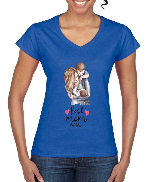 "Best Mama: Das Ladies' Softstyle® V-Neck T-Shirt – Trage stolz deine Mutterliebe mit zeitloser Eleganz."