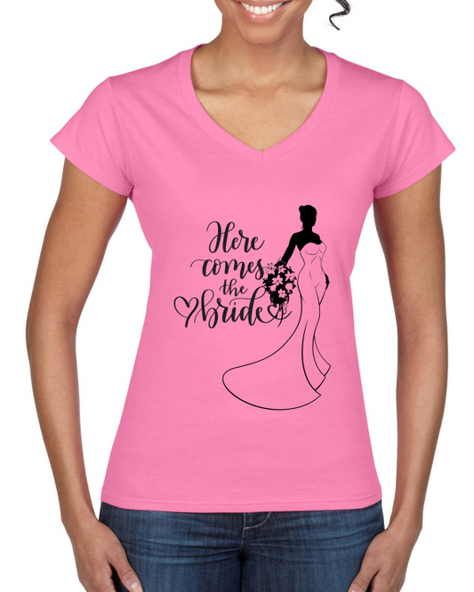 "Here Comes the Bride: Das Ladies' Softstyle® V-Neck T-Shirt – Eleganz und Vorfreude für die strahlende Braut!"