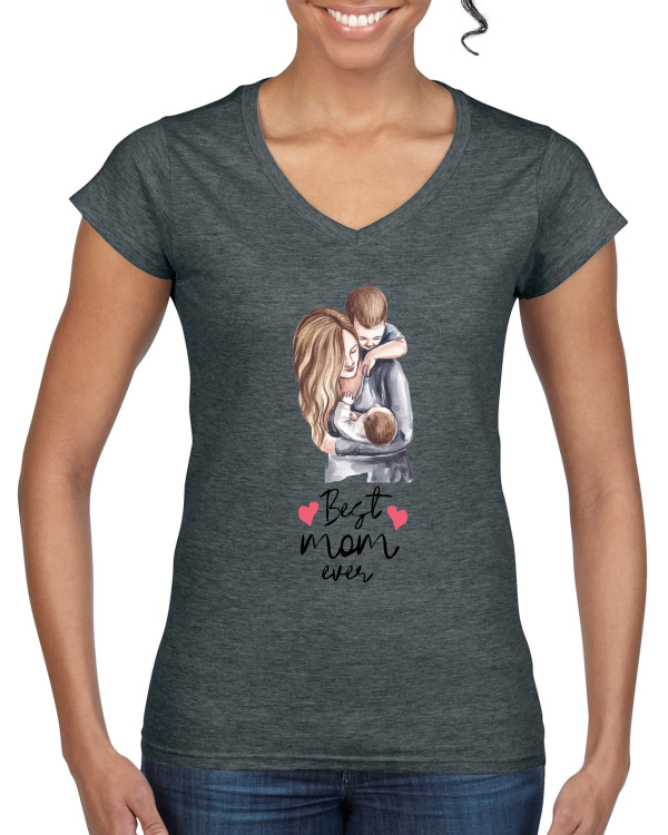 "Best Mama Ever: Das Ladies' Softstyle® V-Neck T-Shirt – Zeige deine Liebe mit Stil und Komfort!"