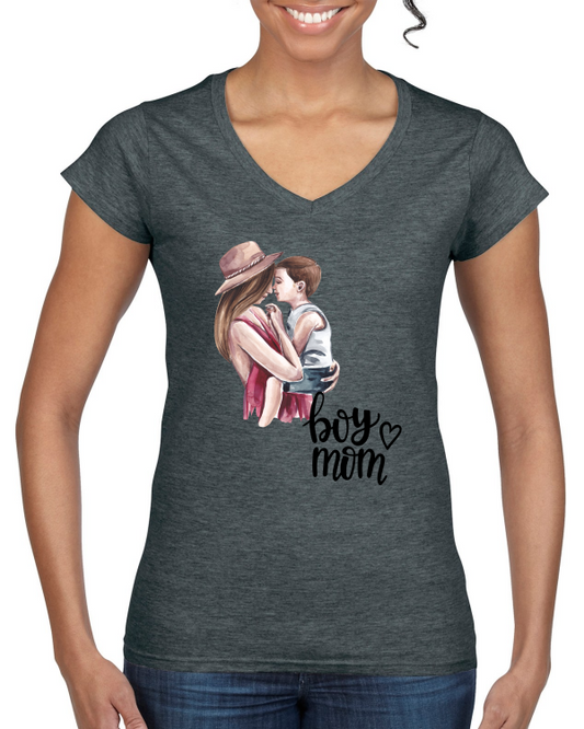 "Boy Mom: Das Ladies' Softstyle® V-Neck T-Shirt – Trage stolz deine Liebe für Jungs mit zeitloser Eleganz."
