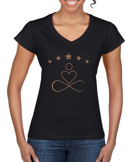 "Herz Ewigkeit: Das Ladies' Softstyle® V-Neck T-Shirt – Umarme die unendliche Liebe mit zeitloser Eleganz."