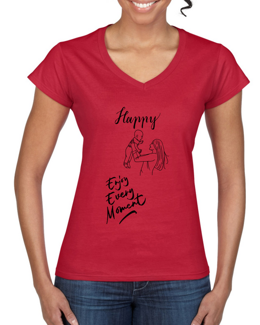 "Enjoy Every Moment: Das Ladies' Softstyle® V-Neck T-Shirt – Trage stolz die Freude des Augenblicks mit zeitloser Eleganz."