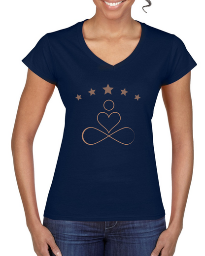 "Herz in Ewigkeit: Das Ladies' Softstyle® V-Neck T-Shirt – Trage Liebe und Zeitlosigkeit mit Stil."