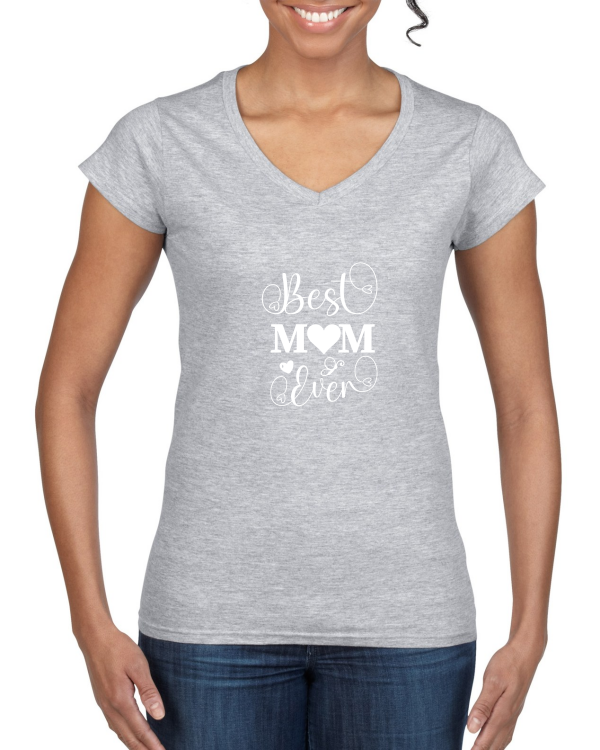 "Best Mom Ever: Das Ladies' Softstyle® V-Neck T-Shirt – Trage deine Mutterliebe mit Stil und Eleganz!"