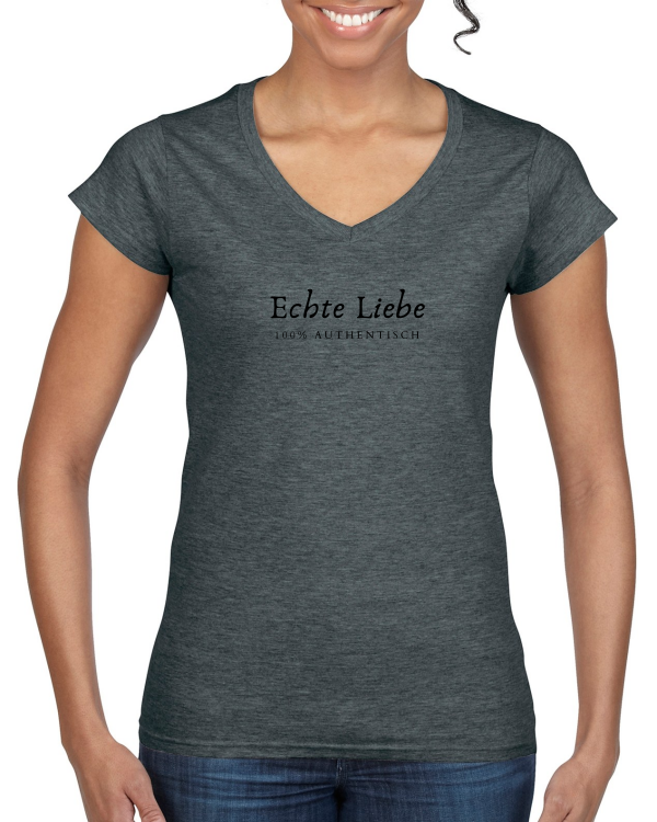 "Echte Liebe: Das Ladies' Softstyle® V-Neck T-Shirt – Trage stolz die Kraft wahrer Gefühle mit zeitloser Eleganz."