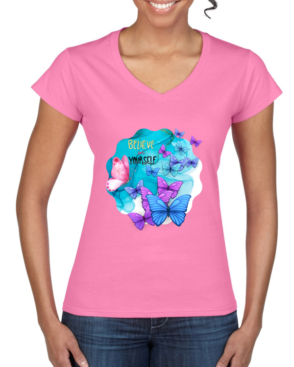 "Believe in Yourself: Das Ladies' Softstyle® V-Neck T-Shirt – Trage Selbstvertrauen mit zeitloser Eleganz."