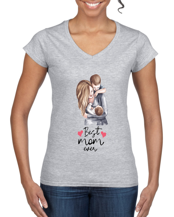 "Best Mama Ever: Das Ladies' Softstyle® V-Neck T-Shirt – Zeige deine Liebe mit Stil und Komfort!"