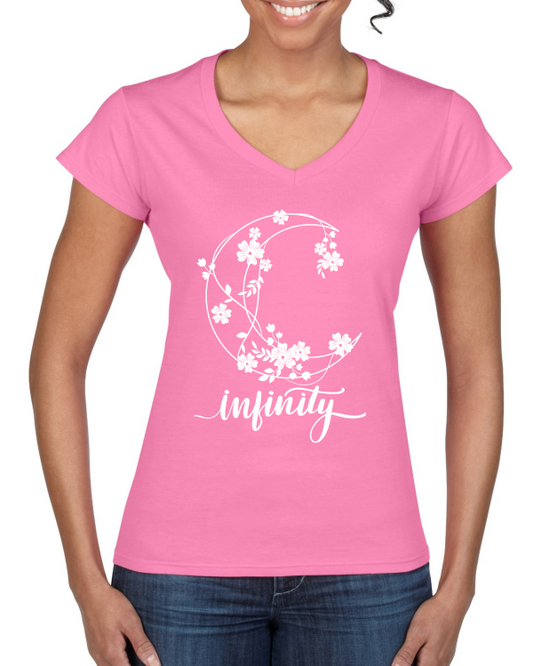 "Infinity Eleganz: Das Ladies' Softstyle® V-Neck T-Shirt – Stilvolle Unendlichkeit für zeitlose Schönheit."