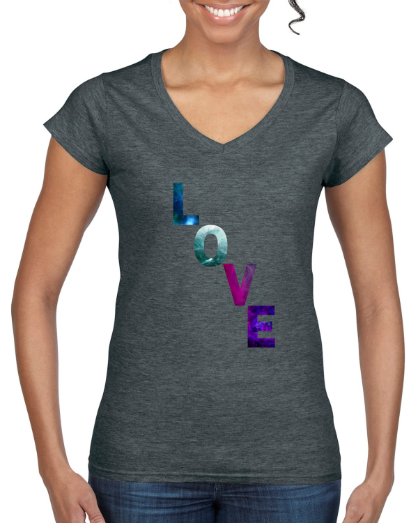 "Love Elegance: Das Ladies' Softstyle® V-Neck T-Shirt – Trage die Essenz der Liebe mit zeitloser Eleganz."