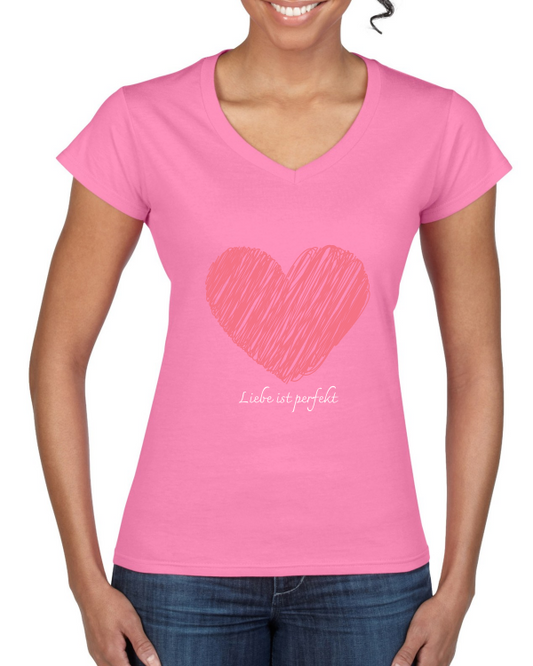 "Liebe ist Perfekt: Das Ladies' Softstyle® V-Neck T-Shirt – Trage die Vollkommenheit der Liebe mit zeitloser Eleganz."