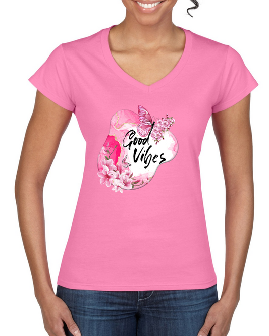 "Good Vibes Schmetterling: Verbreite positive Energie mit dem Ladies' Softstyle® V-Neck T-Shirt in federleichter Grammatur!"