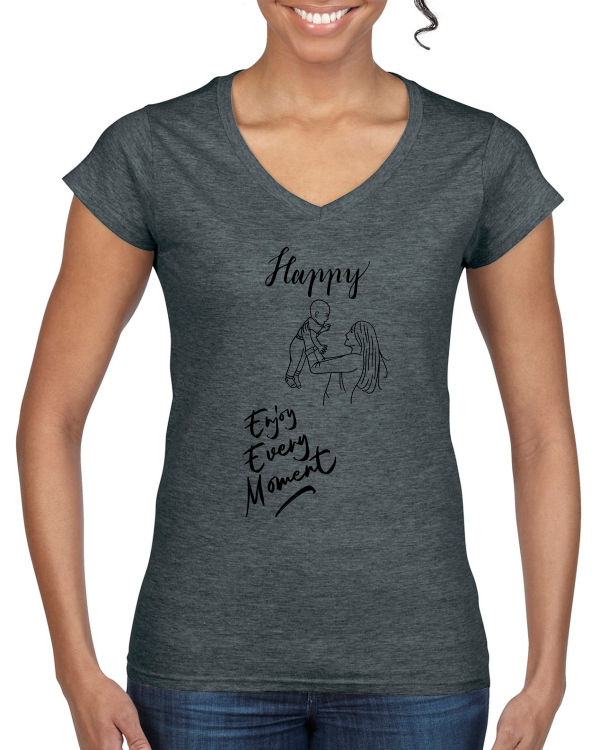 "Enjoy Every Moment: Das Ladies' Softstyle® V-Neck T-Shirt – Trage stolz die Freude des Augenblicks mit zeitloser Eleganz."