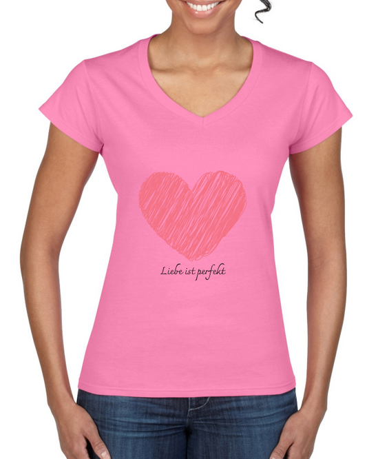 "Liebe ist: Das Ladies' Softstyle® V-Neck T-Shirt – Zeige deine Liebe mit Stil und zeitloser Eleganz."