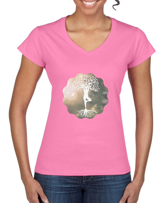 "Lebensbaum Eleganz: Das Ladies' Softstyle® V-Neck T-Shirt – Trage die Symbolik des Lebensbaums mit Stil und zeitloser Eleganz."