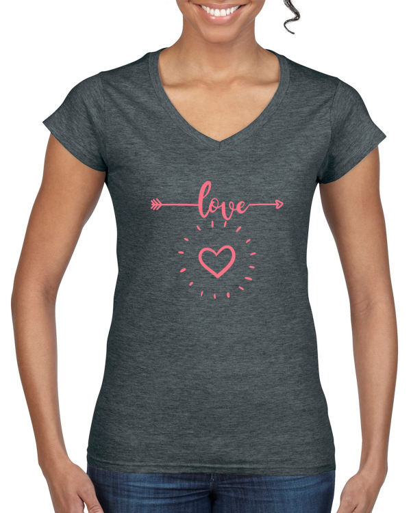 "Love Herz & Pfeil: Das Ladies' Softstyle® V-Neck T-Shirt – Trage die Liebe im Herzen und den Pfeil der Leidenschaft mit zeitloser Eleganz."