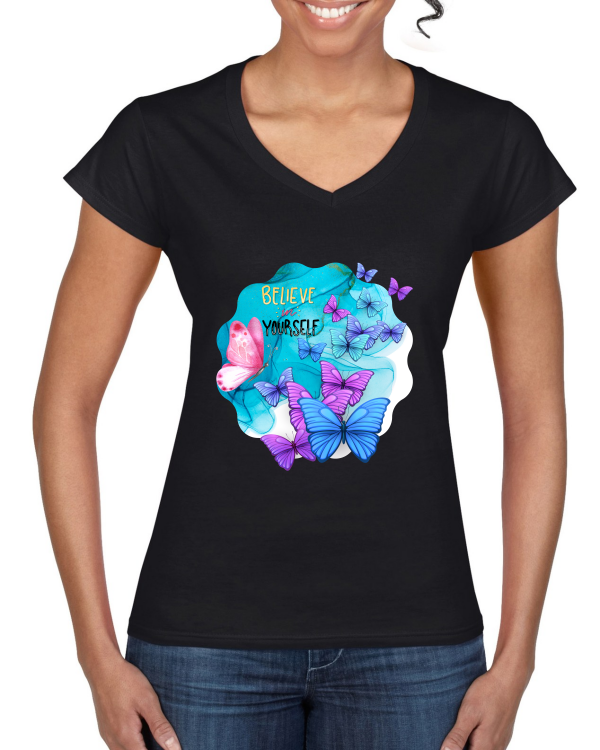 "Believe in Yourself: Das Ladies' Softstyle® V-Neck T-Shirt – Trage Selbstvertrauen mit zeitloser Eleganz."