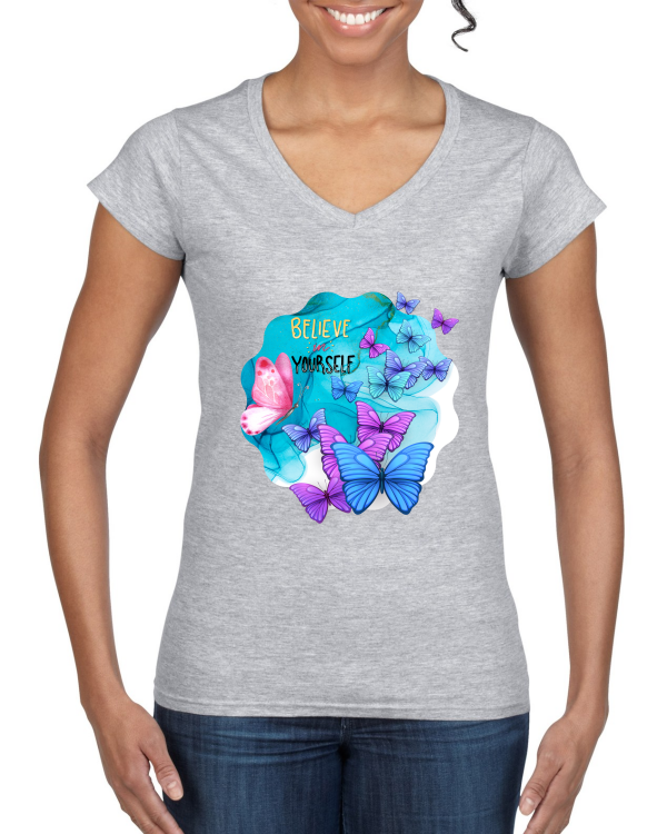 "Believe in Yourself: Das Ladies' Softstyle® V-Neck T-Shirt – Dein Stil, deine Kraft, deine Eleganz!"