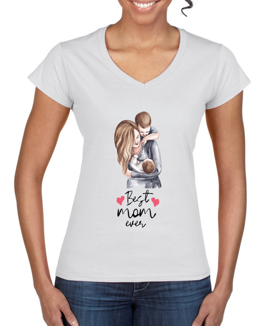 "Best Mama: Das Ladies' Softstyle® V-Neck T-Shirt – Trage stolz deine Mutterliebe mit zeitloser Eleganz."