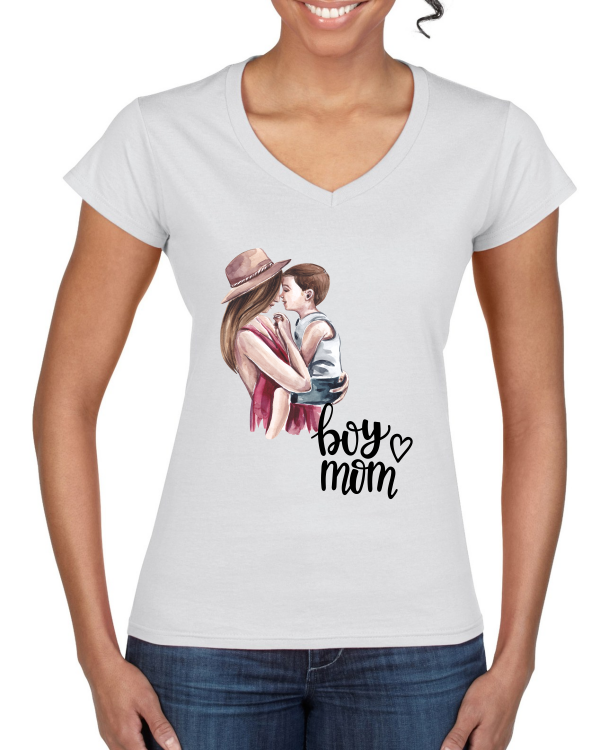 "Boy Mom: Das Ladies' Softstyle® V-Neck T-Shirt – Trage stolz deine Liebe für Jungs mit zeitloser Eleganz."