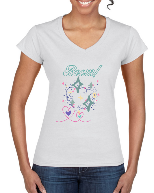"Boom in Style: Damen Softstyle® V-Ausschnitt T-Shirt – Dein Statement für beeindruckenden Look!"