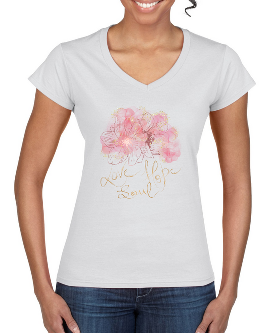 Blühe auf mit Flower Soul: Ladies' Softstyle® V-Neck T-Shirt in federleichter Eleganz!